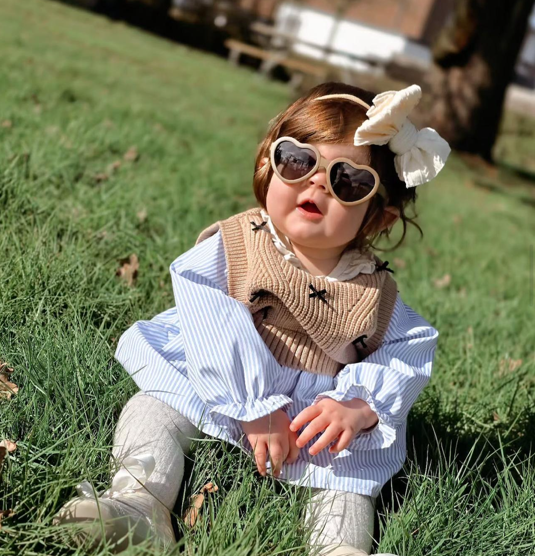 Waarom je baby of kind ook bij bewolkt weer een zonnebril nodig heeft!